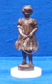 Beeldje - Meisje met hoepel (L156)