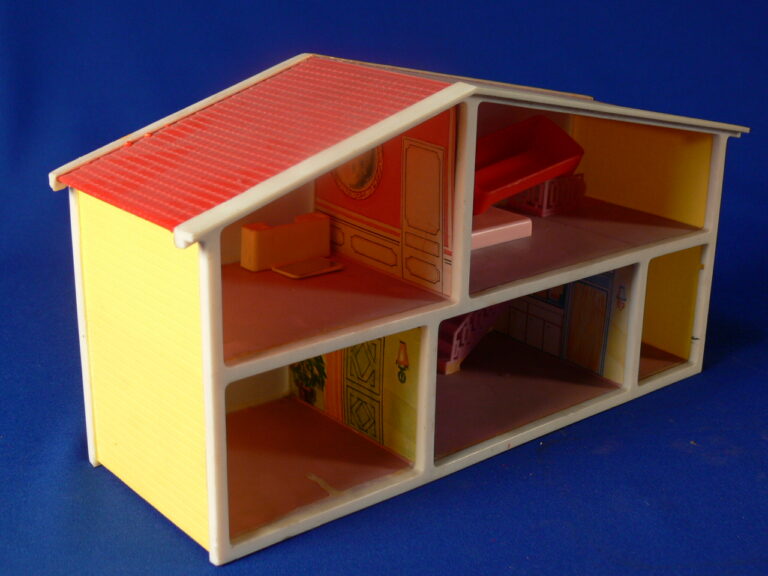 Poppenhuis met speelgoed (P588)